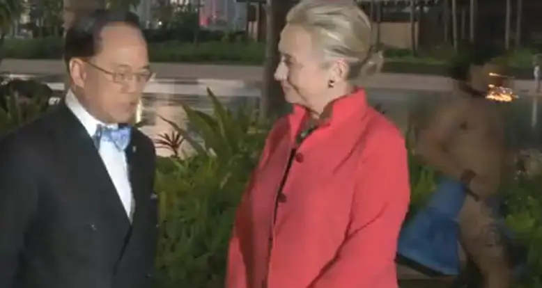 Hillary Clinton Gets Photobombed