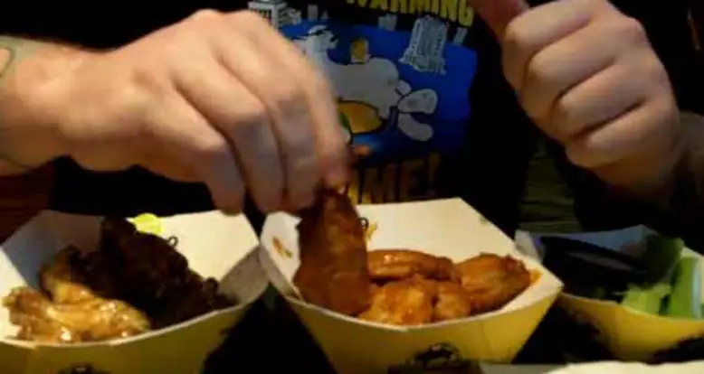 How To Eat Chicken Wings With One Hand