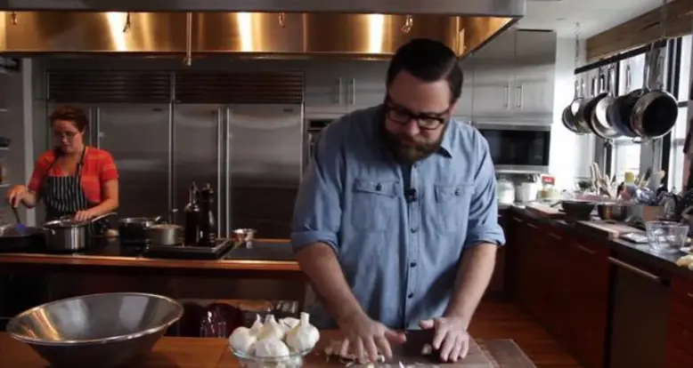 How To Peel Garlic In 10 Seconds