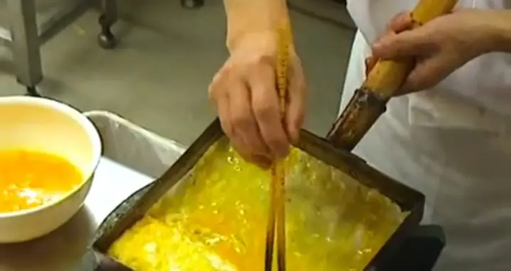 Man Makes Omelette With Only Chopsticks