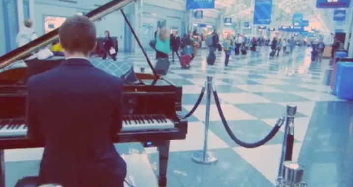 Airport Pianist Plays Viral Internet Hits