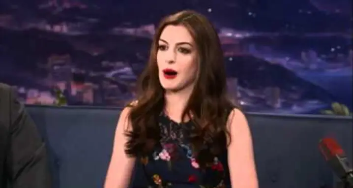 Anne Hathaway Raps About The Paparazzi